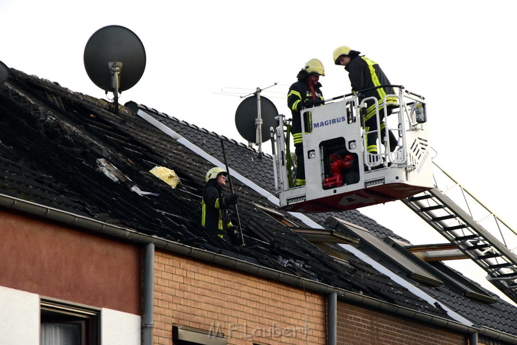 Feuer 2 Vollbrand Reihenhaus Roggendorf Berrischstr P222.JPG - Miklos Laubert